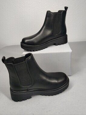 Brand New Soda Size 6 1/2 Women's Booties